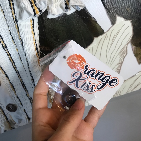 NWT Off The Shoulder Smocked Top - Picture 8 of 8